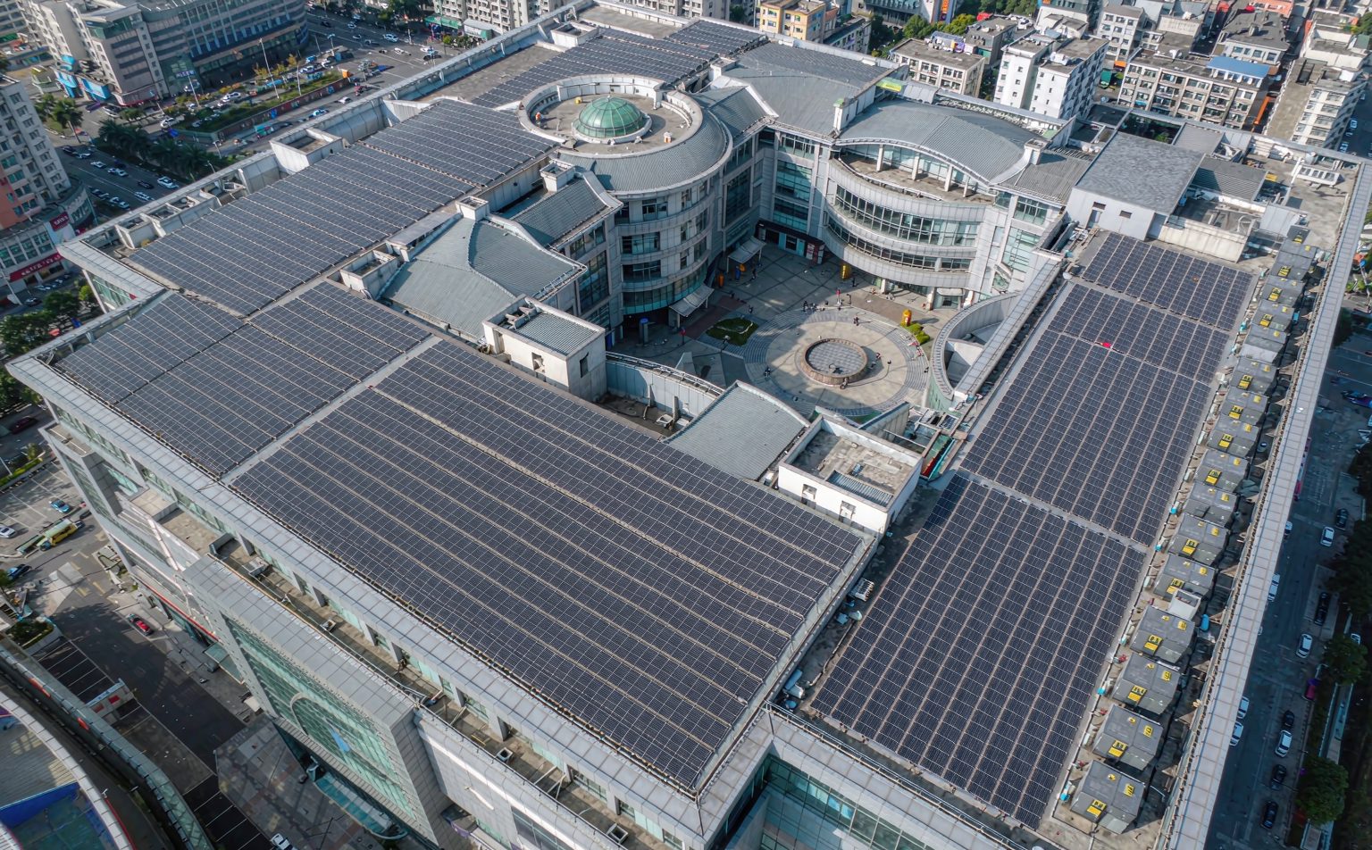 Rooftop PV array and a commercial BESS Philippines installation on a shopping mall roof