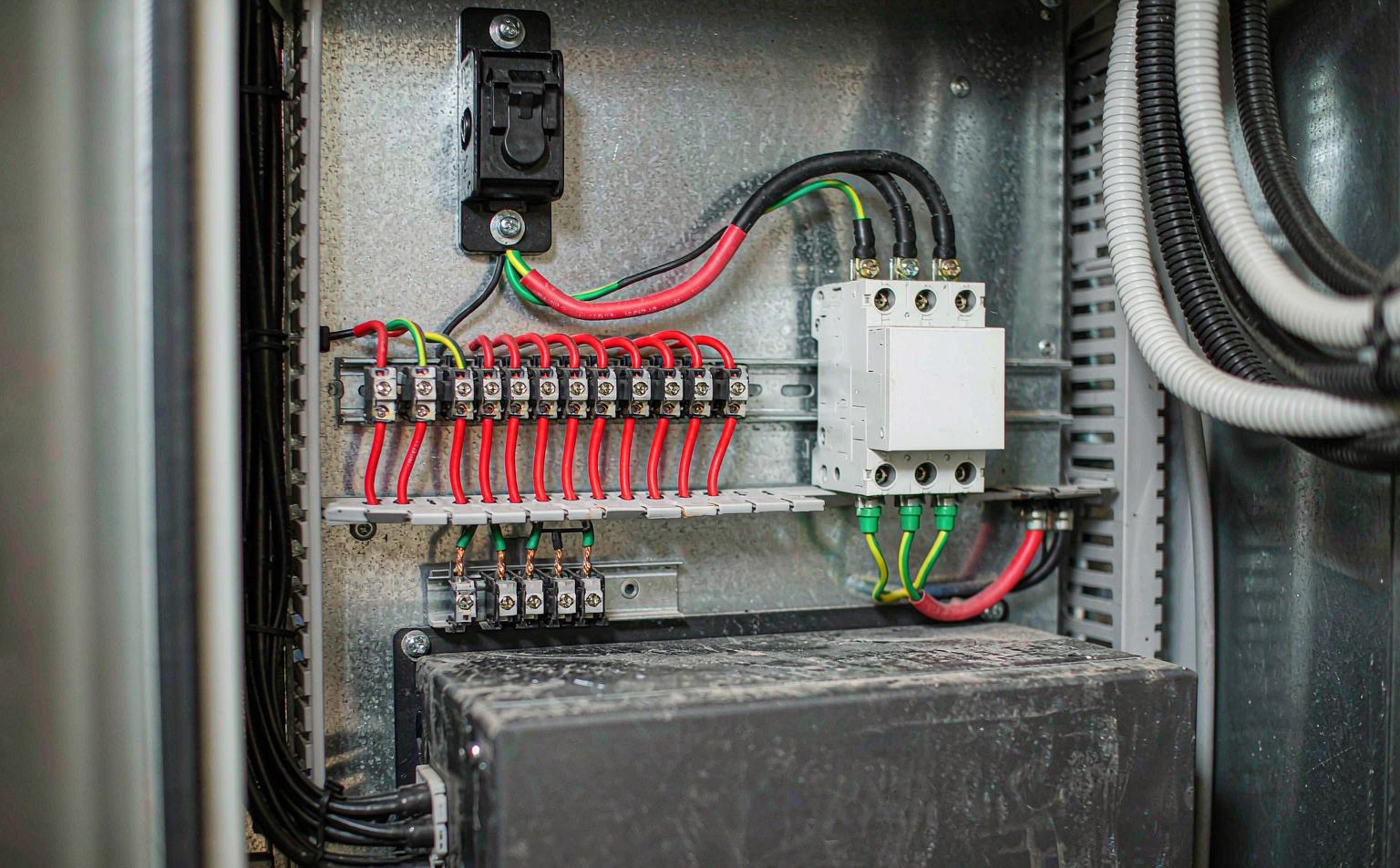Hybrid inverter sizing detail: DC isolator, PV string inputs and battery breaker inside a hybrid inverter