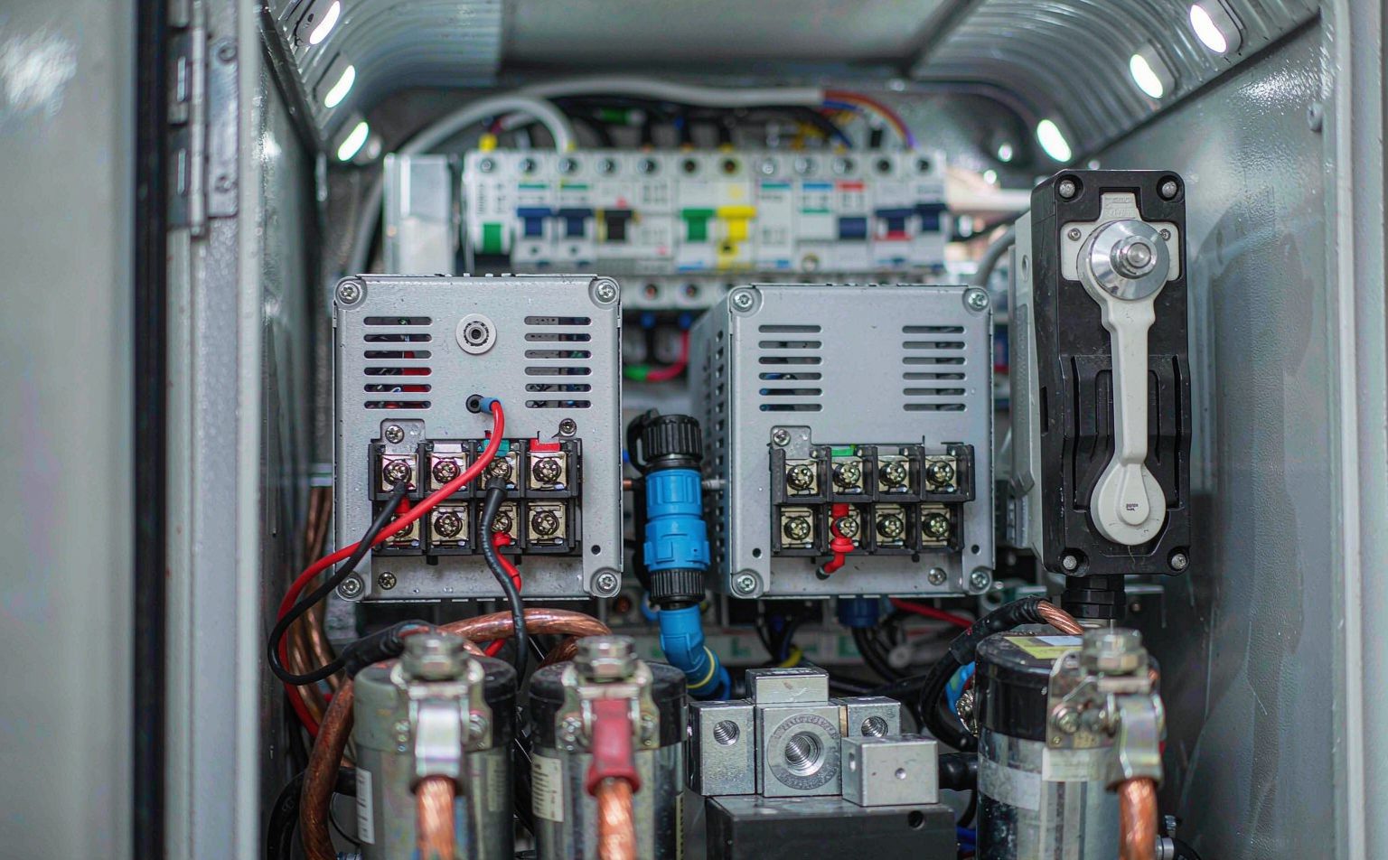 Balance-of-system wiring, isolators and DC protection inside an off-grid solar Philippines installation