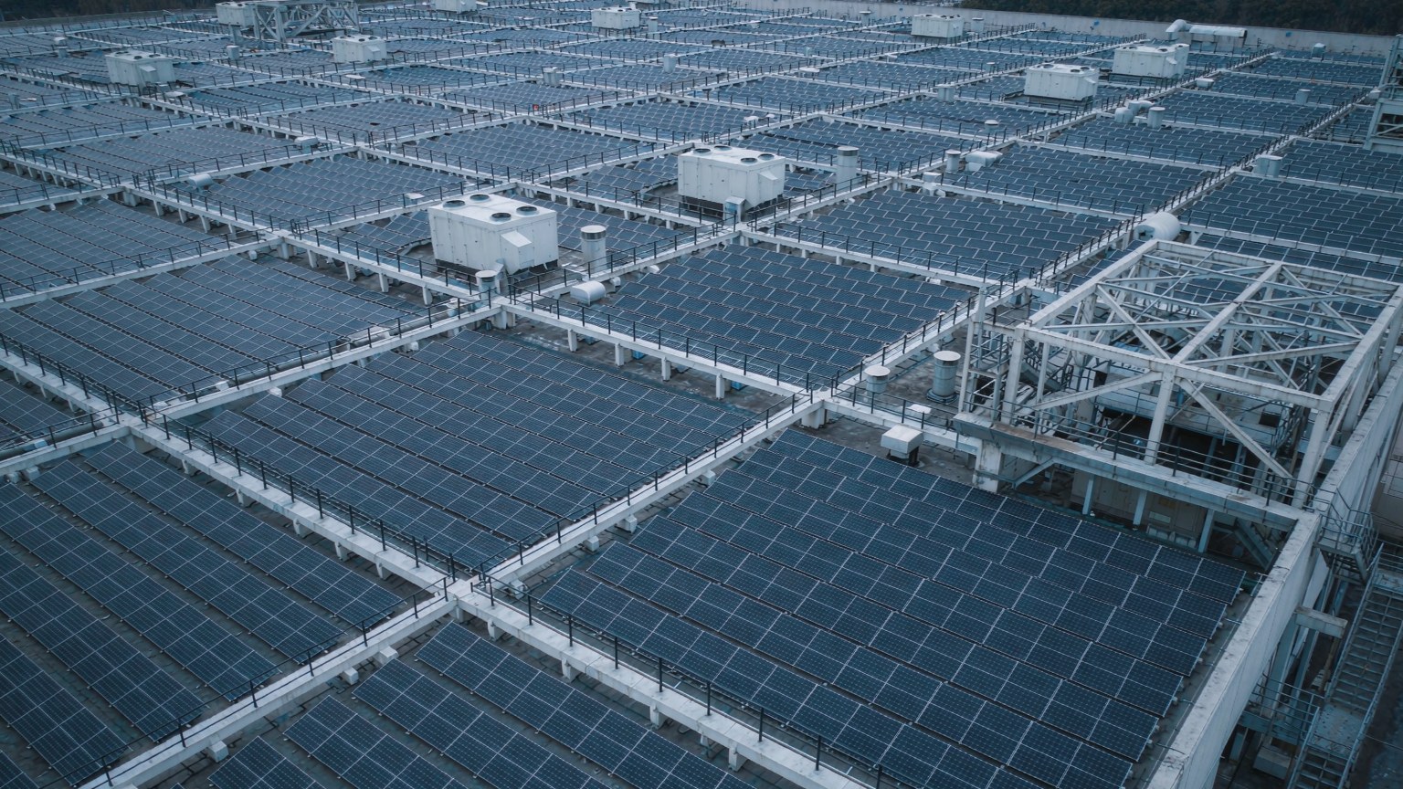 Factory rooftop solar array that recharges a commercial battery system